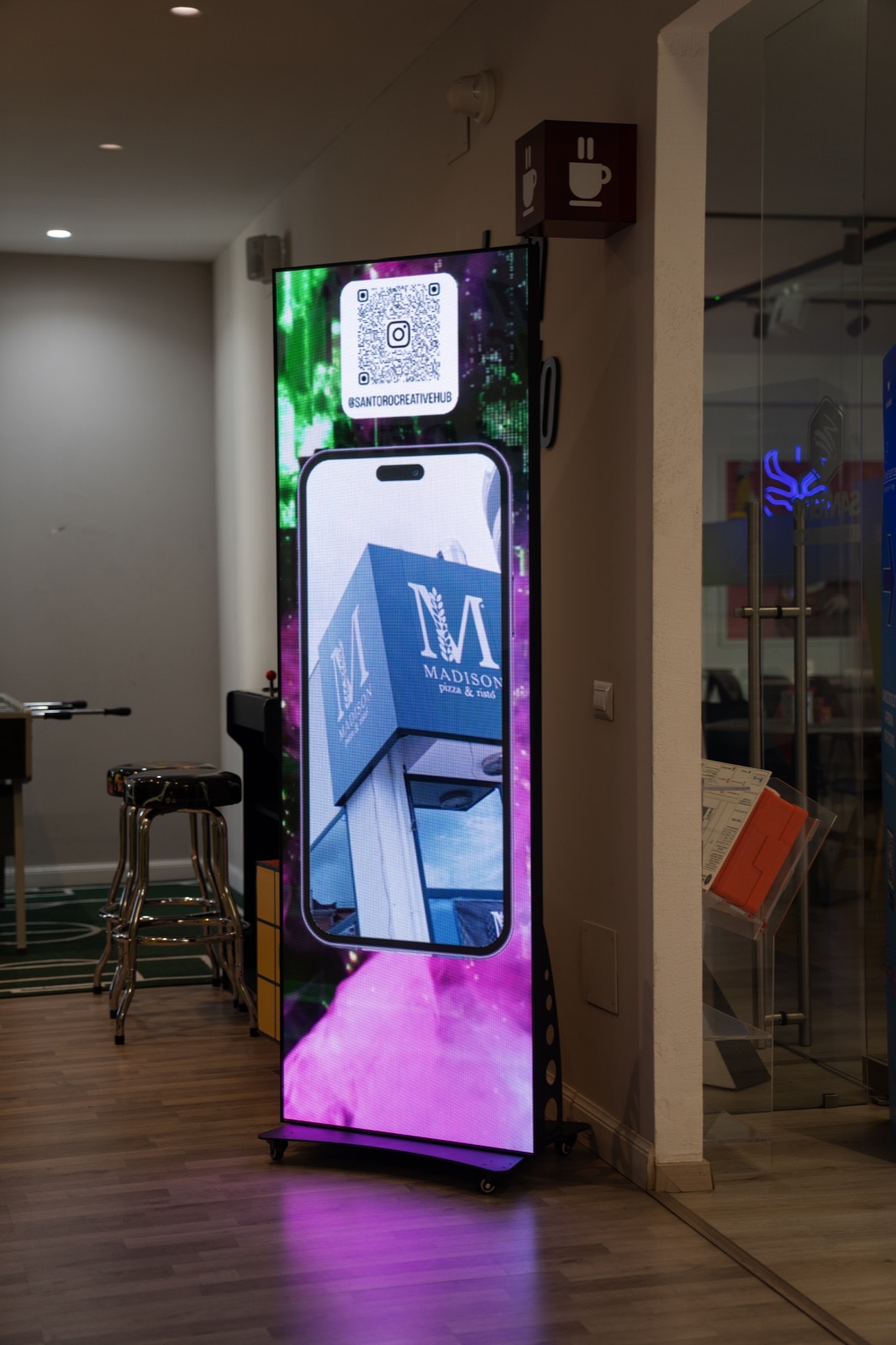 Totem LED Santoro con contenuti digitali